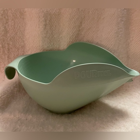 New POURfect Set of 2 Spill Poof Bowls w/Measurements inside of bowl - Picture 3 of 7